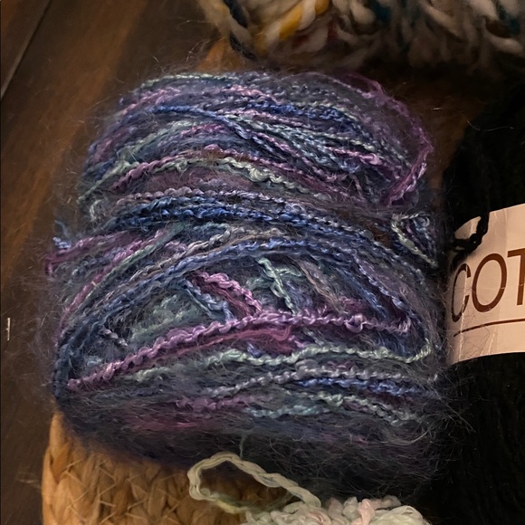 Assorted yarn bundle including merino wool and very thin variegated thread yarn - Picture 3 of 12